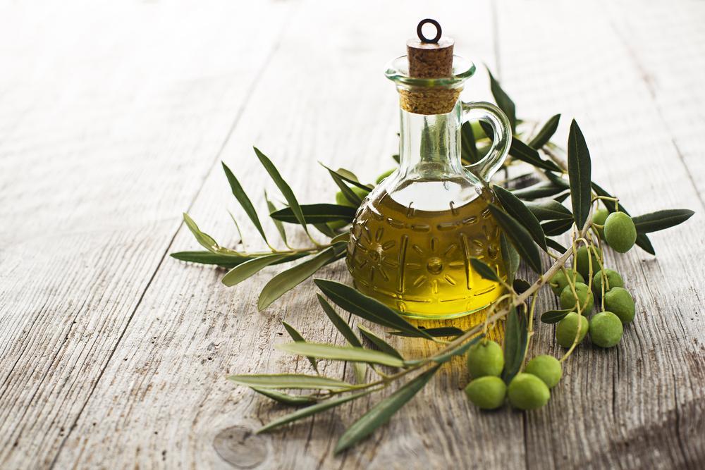 Hladno stiskano, deviško olivno olje vsebuje veliko vitaminov in hranljivih snovi. Prav tako je polno antioksidantov, ki preprečujejo nastanek rakavih obolenj. Obenem olivno olje spodbuja kognitivne funkcije v možganih k boljšemu delovanju.